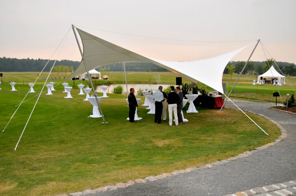 Das Zelt bildet hier einen eleganten Rahmen für die  Veranstaltung auf dem Golfplatz 