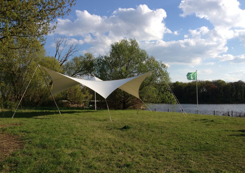 Das 6-Punktsegel "Sternwelle" an der Rummelsburger Bucht in Berlin