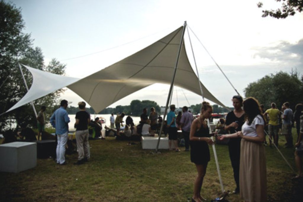 For an event the sail can be assembled within a few hours