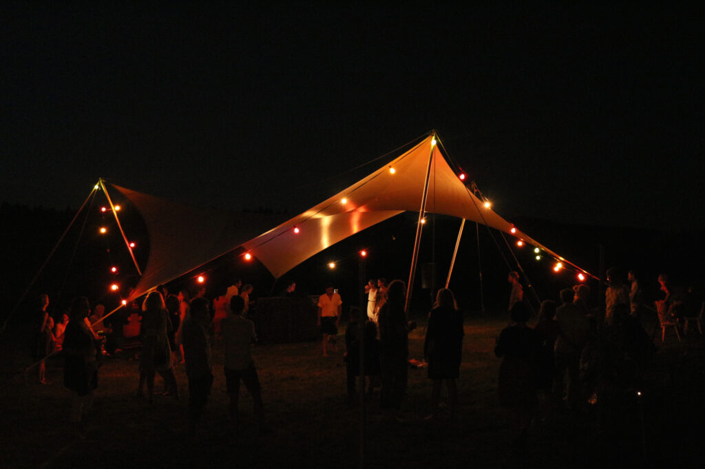 Bunt erleuchtet für ein Fest ist hier die "Sternwelle" als temporäres Zelt zu sehen